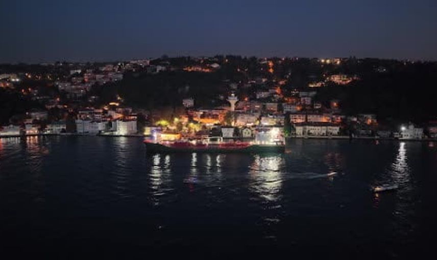 İstanbul boğazı'nda kıyıya sürüklenen kimyasal tanker metreler kala durdu
