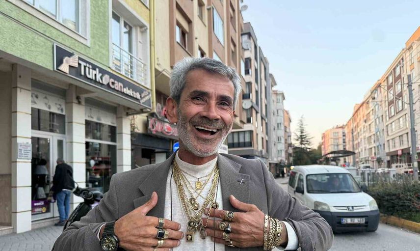 Eskişehir'in Barış Manço esintili tekstilcisi günde 880 gram takıyla dikkat çekiyor