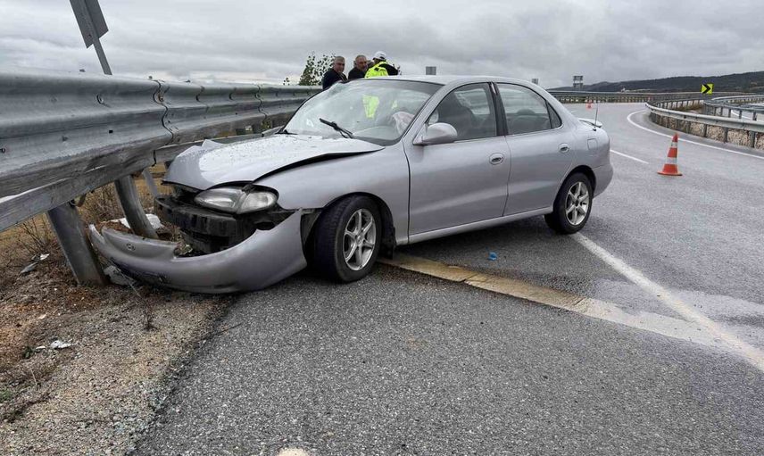 Yağışın etkisiyle Elvan Çelebi üst geçidinde bariyere çarpan otomobilin sürücüsü yarasız kurtuldu