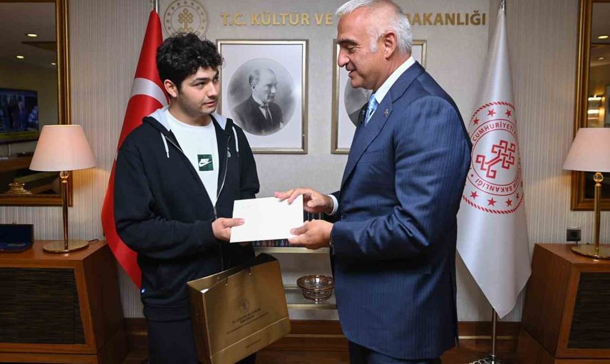 Orman işçisi ailesinden genç hekim adayı, Ersoy başarıyı tebrik etti