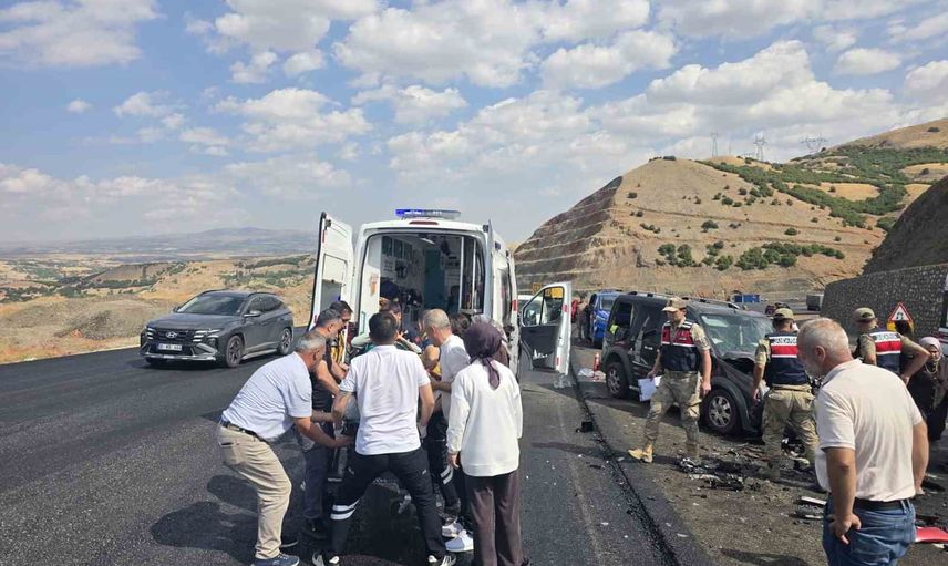 Çobantaşı'nda karayolu çarpışması: 6 kişi yaralandı
