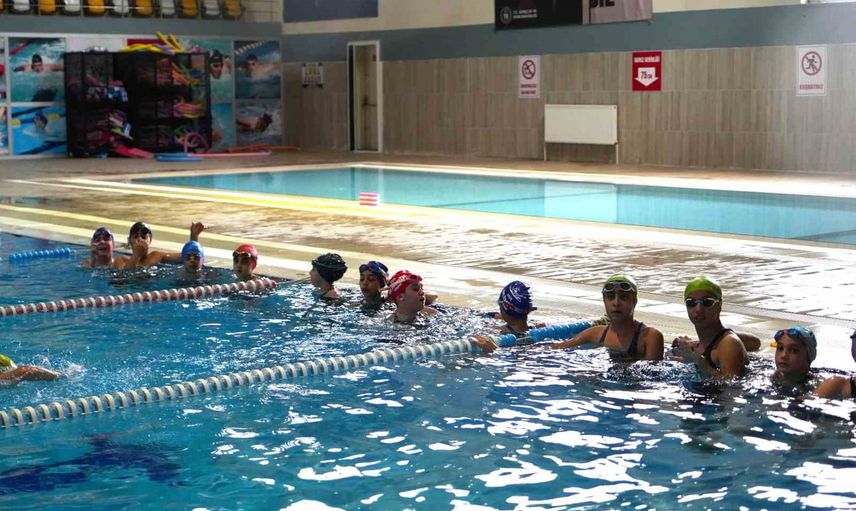 Muş'ta havuzdan olimpiyat hayaline: küçük yüzücüler büyük hedeflerle antrenman yapıyor