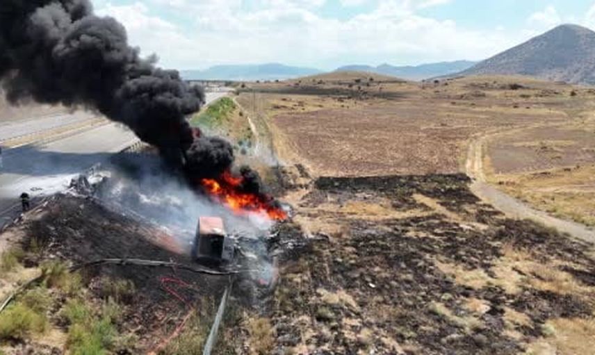 Nevşehir'de madeni yağ yüklü tırın devrilmesi yangına dönüştü: sürücü yaşamını yitirdi