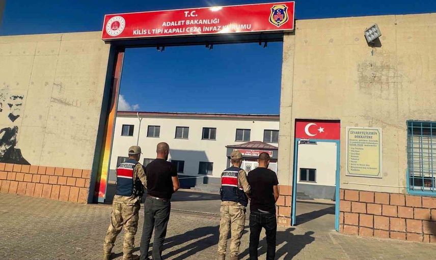 Kilis'te yasa dışı geçişi organize ettiği öne sürülen iki şüpheli tutuklandı