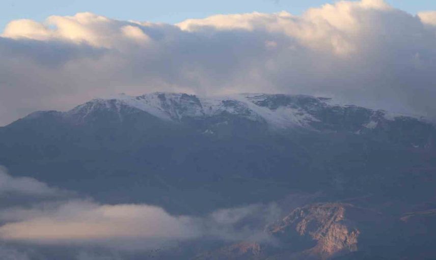 Zirveler beyaza döndü: Erzincan'da mevsimin ilk karı ve kış hazırlıkları