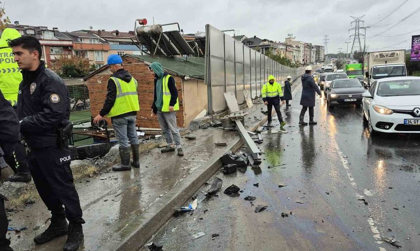 Bahçeye düşen kargo tırı Sultangazi'de trafiği durdurdu