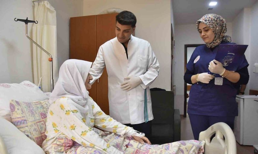 70 yaşındaki hastaya kapalı yöntemle 7,5 saatlik kolektomi