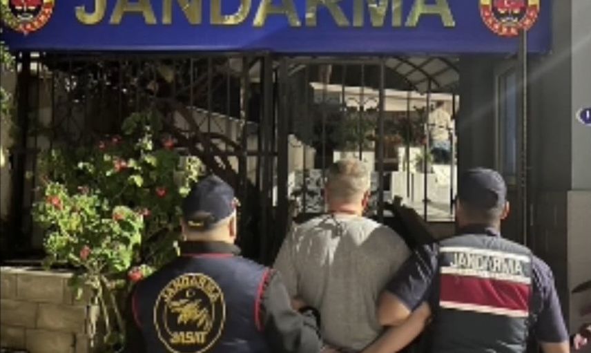 Gizli bölmede saklanan cinayet zanlısı yakalandı: silah ve uyuşturucu ele geçirildi