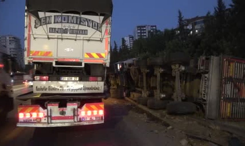 Adana'da otoyolda zincirleme çarpışma: buğday yüklü tır devrildi, üç yaralı