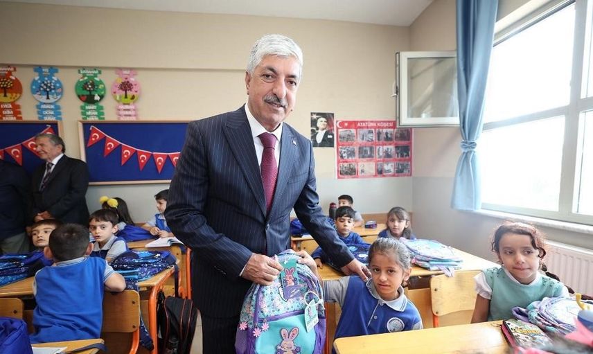 Eğitim yolculuğunun ilk gününde Dilovası'ndan çanta ve kırtasiye desteği