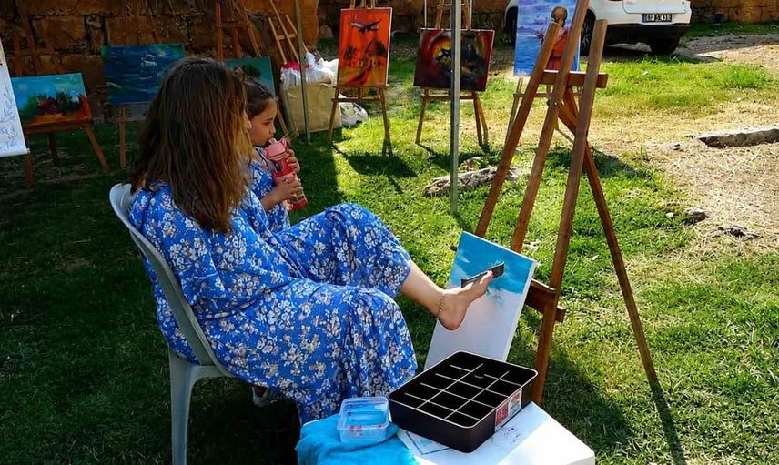 ayaklarıyla tuvale umut fırçalayan ressamın hikâyesi