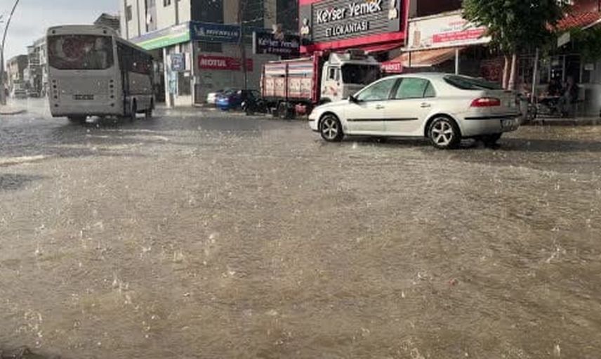 Uşak akşam sağanağıyla sulara teslim oldu