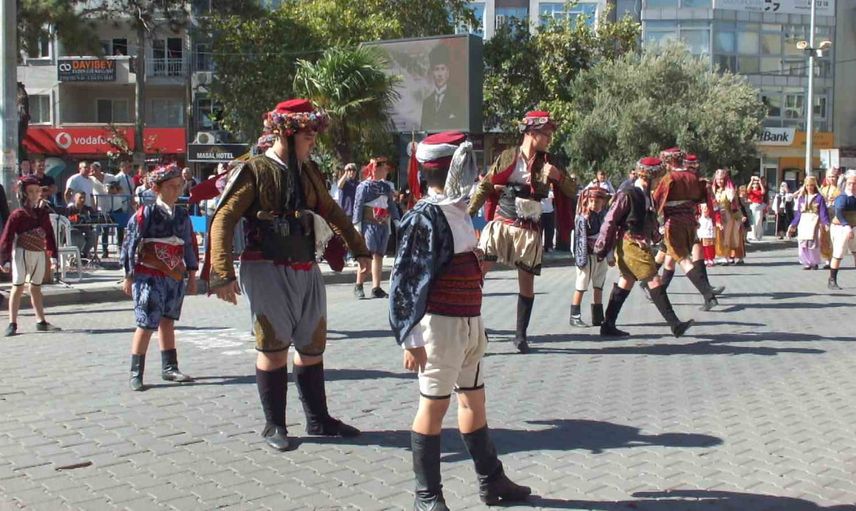 Burhaniye 104 yıldır özgürlüğünü kutluyor: meydanda birlik ve coşku
