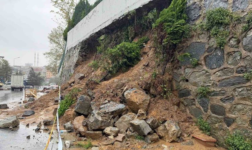 Sultangazi'de sağanak istinat duvarını çöktürdü: parkta araç enkaz altında kaldı