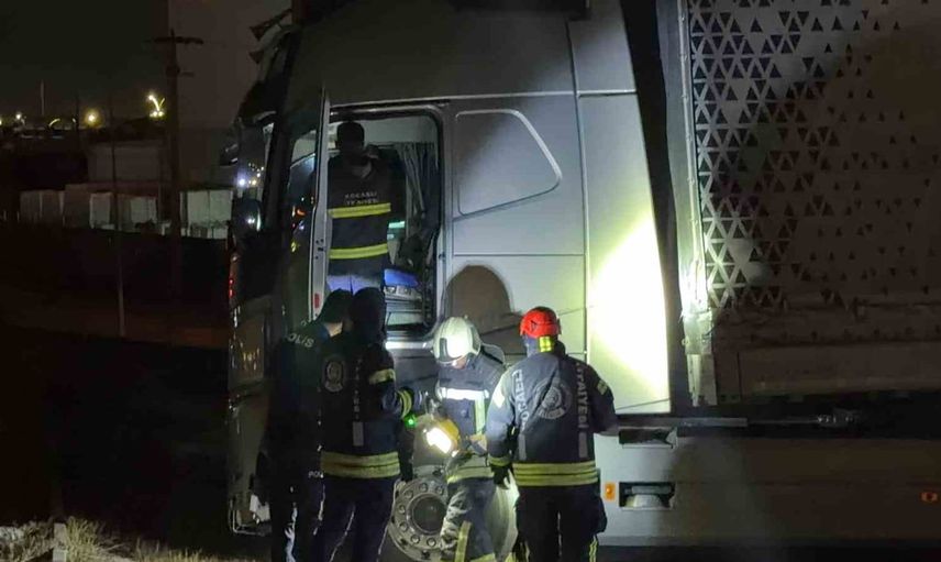 Gebze'de virajı kaçıran tır bariyerleri aşıp durdu, şoför kayıp