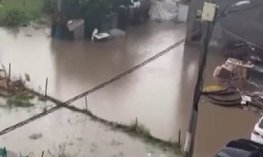 Diyarbakır'da şiddetli sağanak mahalleyi su altında bıraktı
