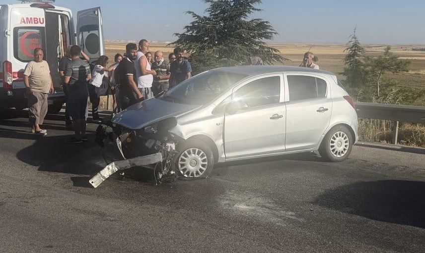 Sivrihisar'da lastik patlaması kontrolden çıkarıp bariyerlere savurdu: 1'i çocuk 3 yaralı