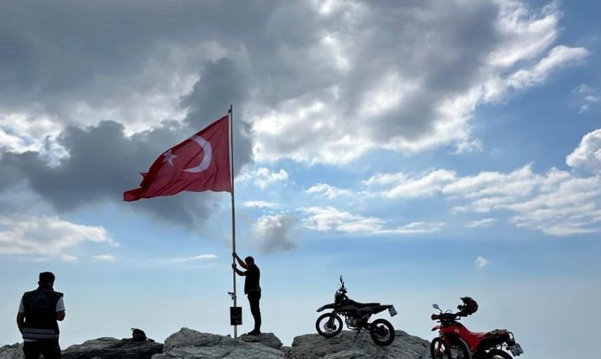 Amanos'a enduro ile çıkan ekip zirvedeki Türk bayrağını yeniledi