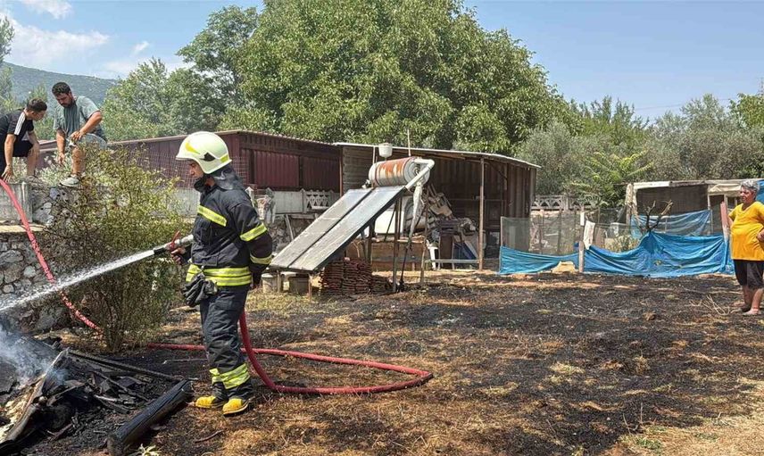 Muğla'da bahçede çıkan ot yangını kısa sürede kontrol altına alındı