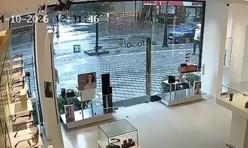Beylikdüzü'nde rüzgar cam kapıyı kırdı, anlar güvenlik kamerasında