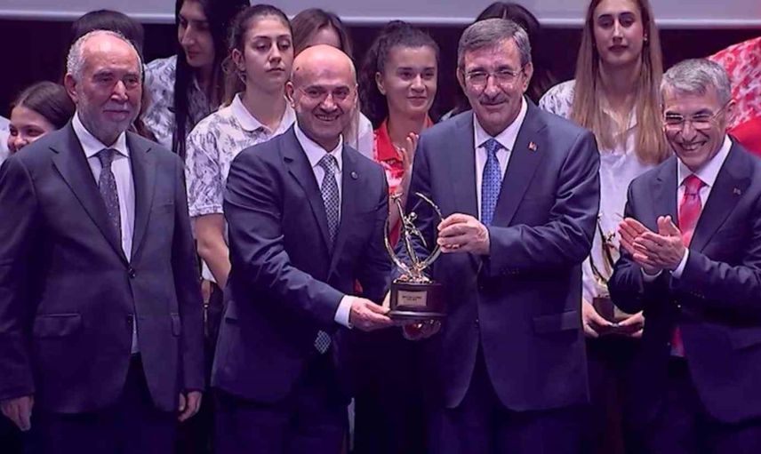 Diyarbakır'ın burma kadayıf elçileri spora katkı ödülüyle onurlandı