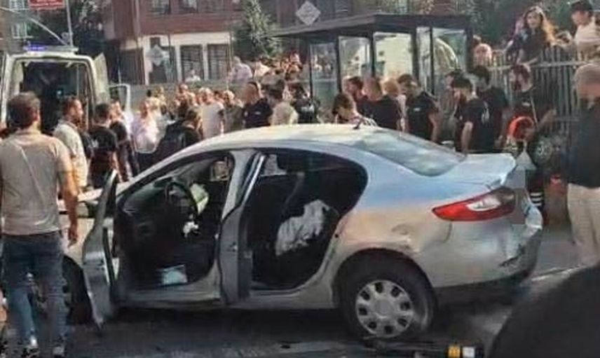 Güngören'de hakimiyet kaybı sonrası kaldırıma çıkan araç iki yayayı çarptı