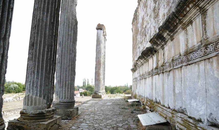 Aizanoi'de kazı çalışmalarını değerlendiren vali Işın
