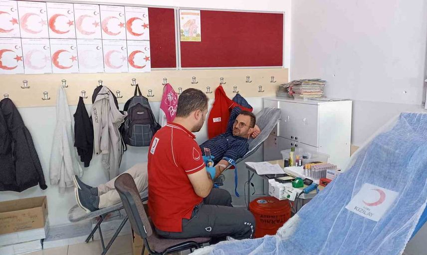 Veliler ve öğretmenler 25 Mayıs İlkokulu'nda 60 ünite kan bağışıyla dayanışma gösterdi