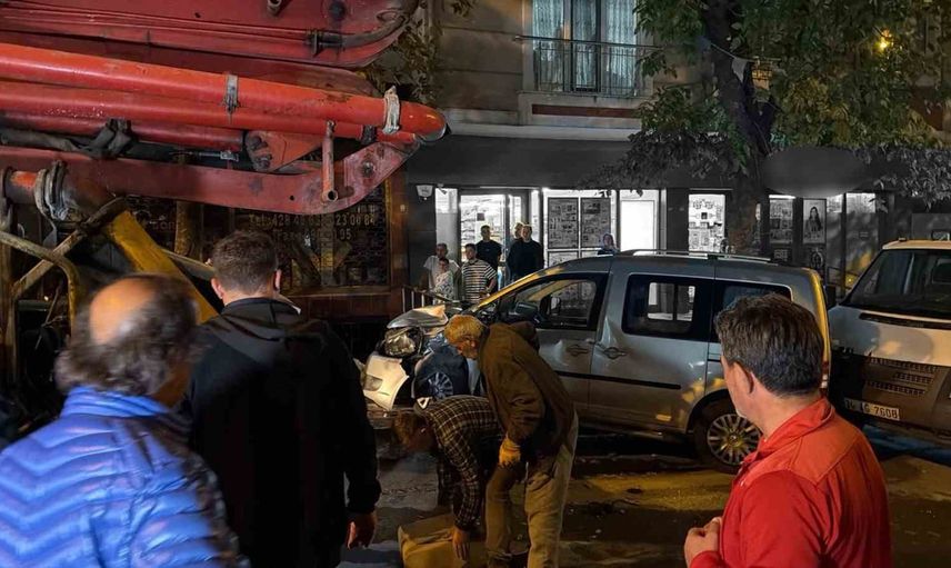 Avcılar'da unutulan el freni geri kaymaya yol açtı, 7 araç zarar gördü