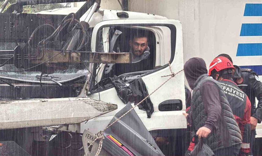 Menteşe'de yağış sırasında arkadan çarpma: sürücü itfaiye tarafından kurtarıldı