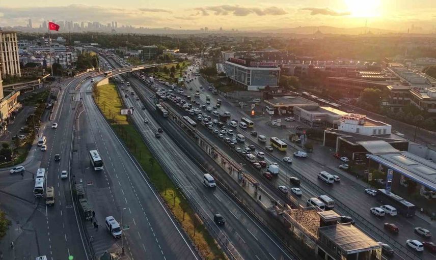 Okulların ilk günü İstanbul trafiği yüzde 51 ölçüldü