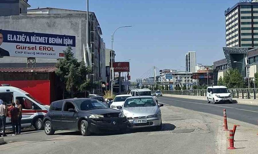 Elazığ’da Malatya Caddesi'nde çarpışan iki otomobil: 1 yaralı