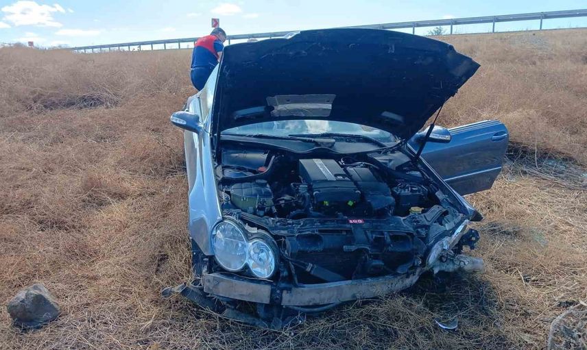 Sorgun'da kavşak kazası: yurt dışı plakalı Mercedes şarampole uçtu