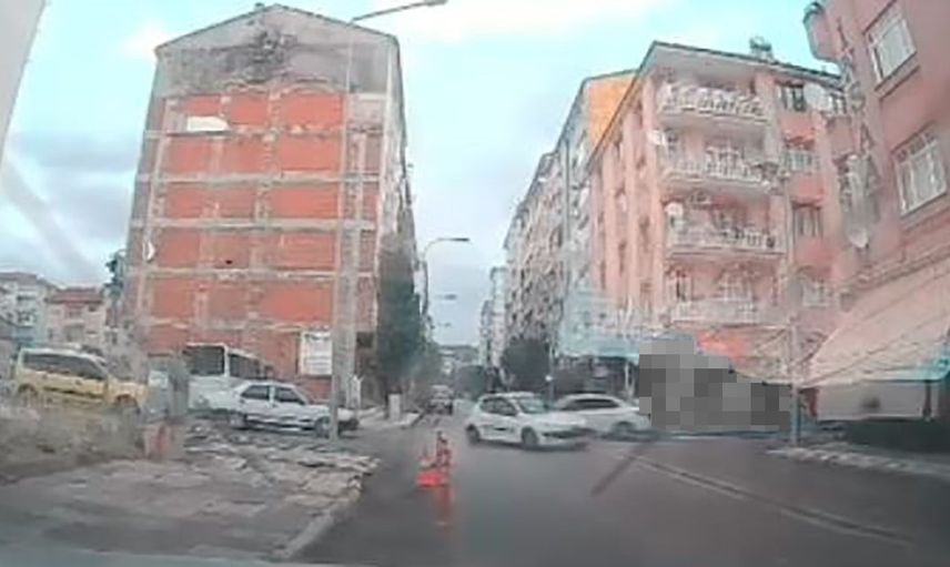 Pertek Caddesi'nde saniye saniye kaydedilen çarpışma araç kamerasında