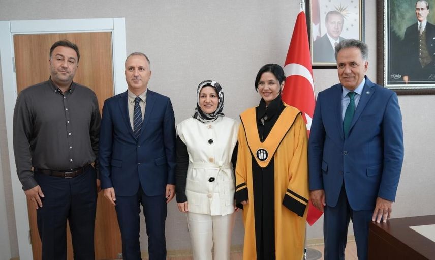 Betül Kapkın İçen ve Sıla Ayan'a üniversitede cübbe töreni