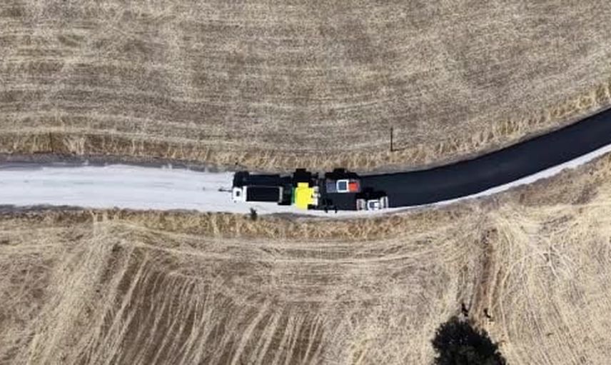 Sarıbalta'da yol standardını yükselten serim: vali Aygöl ile Ayşe teyze birlikte asfalt döktü