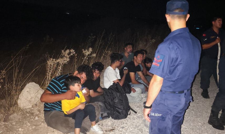 Alaçatı'da yardım çağrısı üzerine 8 çocukla birlikte 18 Afganistan uyruklu göçmen kurtarıldı