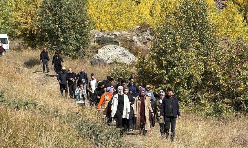 Bitlis Maarif Ailesi Nemrut'ta yürüyüşle doğa bilincini güçlendirdi