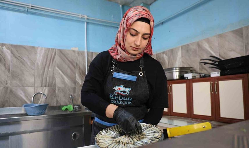 Elazığ'da babasının izinden giden tek kadın balık ustası siparişlere yetişiyor