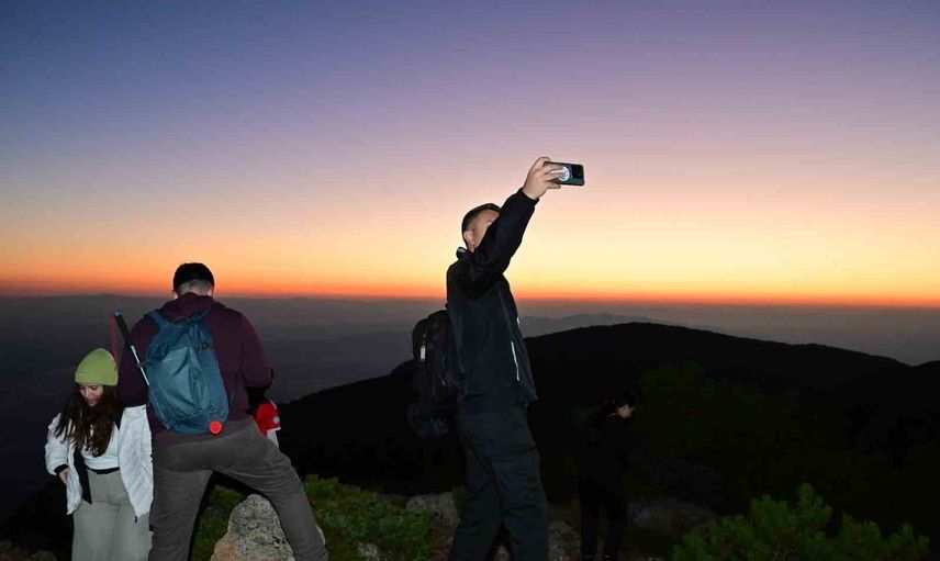 Spil Dağı'nda gün doğumuyla harekete davet