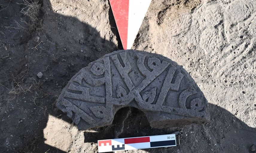 Ani’de Selçuklu kümbetinde Hz. Muhammed ismiyle bezeli taş gün ışığına çıktı