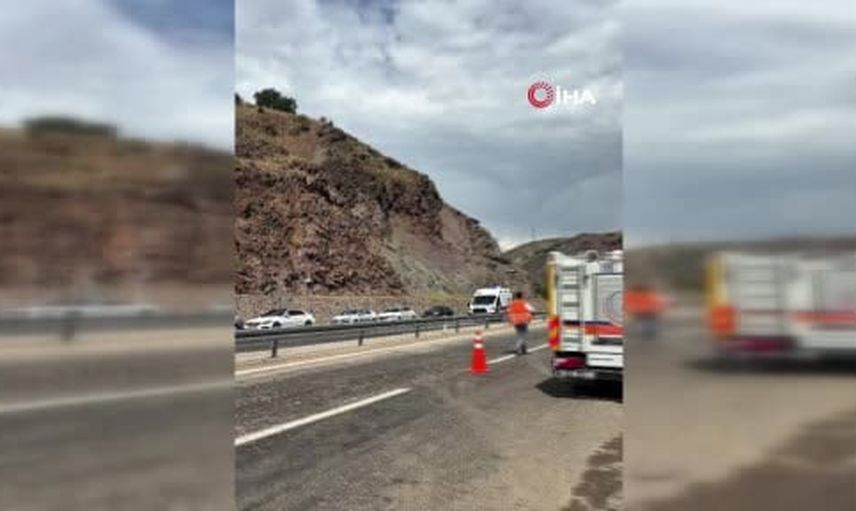 Sivas'ta yolcu minibüsü şarampole devrildi: dört kişi hayatını kaybetti, on kişi yaralandı
