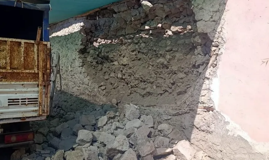 Pınarbaşı'da sabah sarsıntısı: bazı evlerde çatlak, bir duvar kısmen çöktü