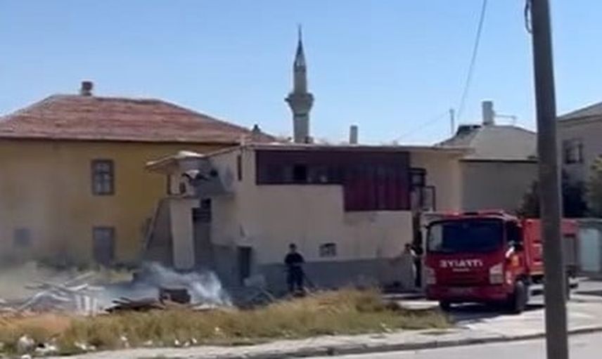 karapınar'da iki ayrı ot yangını itfaiyenin müdahalesiyle söndürüldü