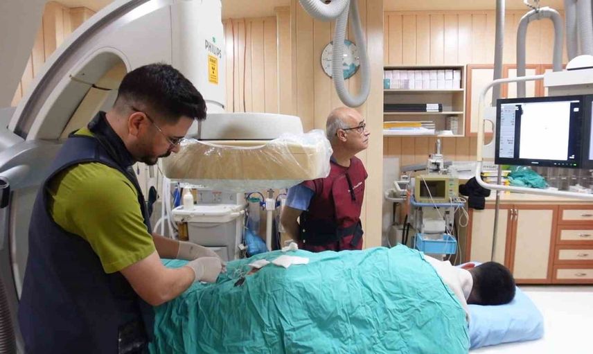Elazığ’da sağ kalçada yaygın venöz malformasyona köpüklü skleroterapi uygulandı