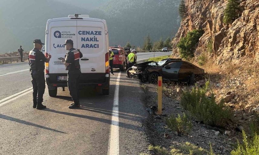 Akseki'de virajı kaçıran otomobil takla attı, eşi hayatını kaybetti