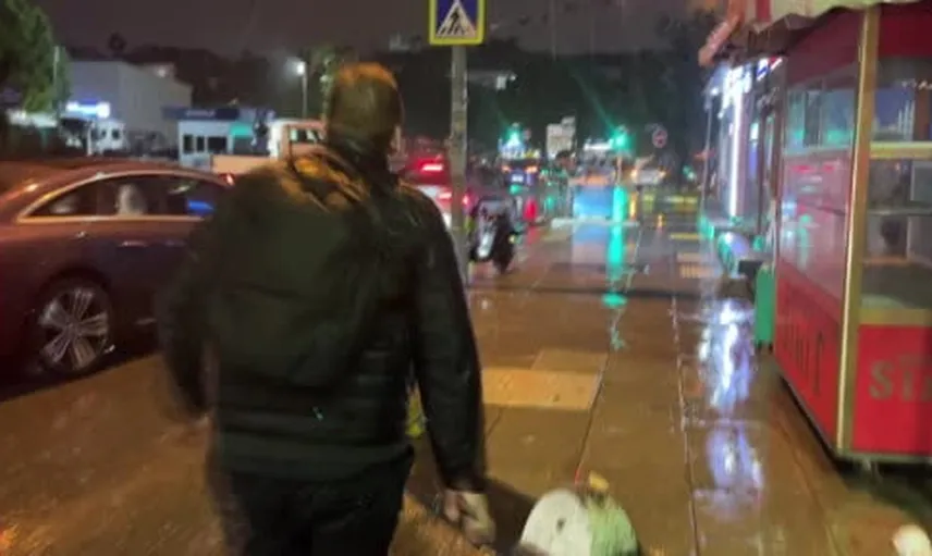 Kadıköy'de rüzgarla boğuşan kent yaşamı iş çıkışını zorladı