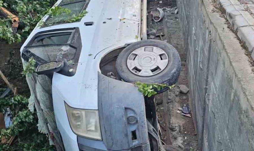 Elazığ’da kontrolünü yitiren transit apartman bahçesinde durdu