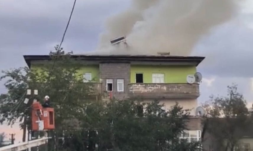 Yüksekova'da mahalleyi sarsan depo yangını daireye sıçradı