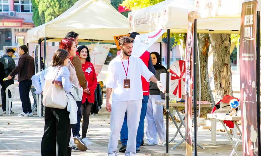 BŞEÜ'de yeni dönemin sosyal nabzı kulüp stantlarında atıyor